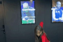 美女打臺球短視頻教程_臺球女神潘曉婷和車侑藍