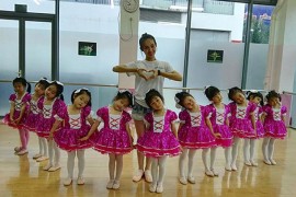 小朋友舞蹈短視頻教程_孩子四歲學(xué)跳舞