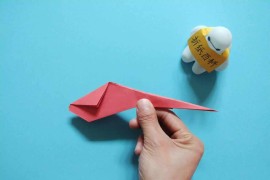 折紙飛機(jī)短視頻教程_可以使它載動(dòng)一元硬幣仍能滑翔的很遠(yuǎn)