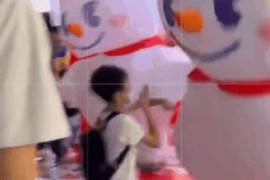 小學(xué)生跳舞短視頻教程_成都廣場舞老人故意絆倒小孩