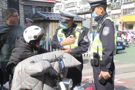 電瓶車逆行短視頻教程_電動(dòng)車在非機(jī)動(dòng)車道逆行碰上正在行駛的小轎車