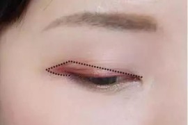 煙熏妝短視頻教程_皮膚黑的人怎么化妝好看